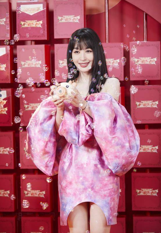 黑色|33岁李菲儿化身日系少女，穿樱花泡泡裙复古甜美，气质真好