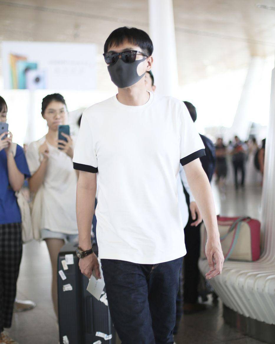 颜色|张若昀看着不像孩子爸，穿衬衫还是个大男孩，真招女粉喜欢