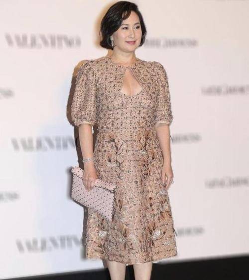 设计|何超琼穿小香风连衣裙亮相，不愧是赌王千金，端庄大气很贵气