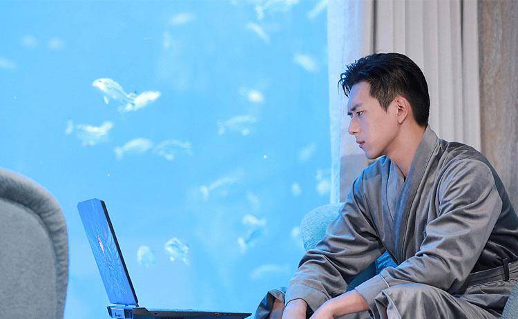 韩商言|李现戏里戏外都太苏！穿浴袍在线撩妹，私服衬衫穿搭变身“校草”