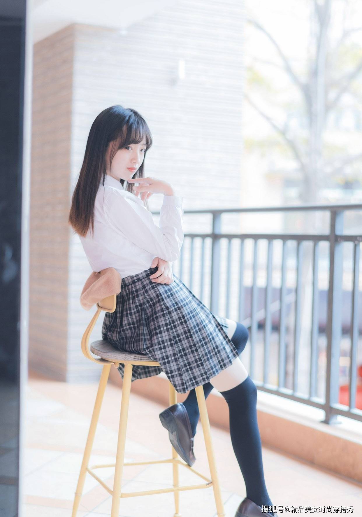 简约干练的白衬衫与清新文艺气质的格子百褶裙碰撞,散发青春朝气_女性