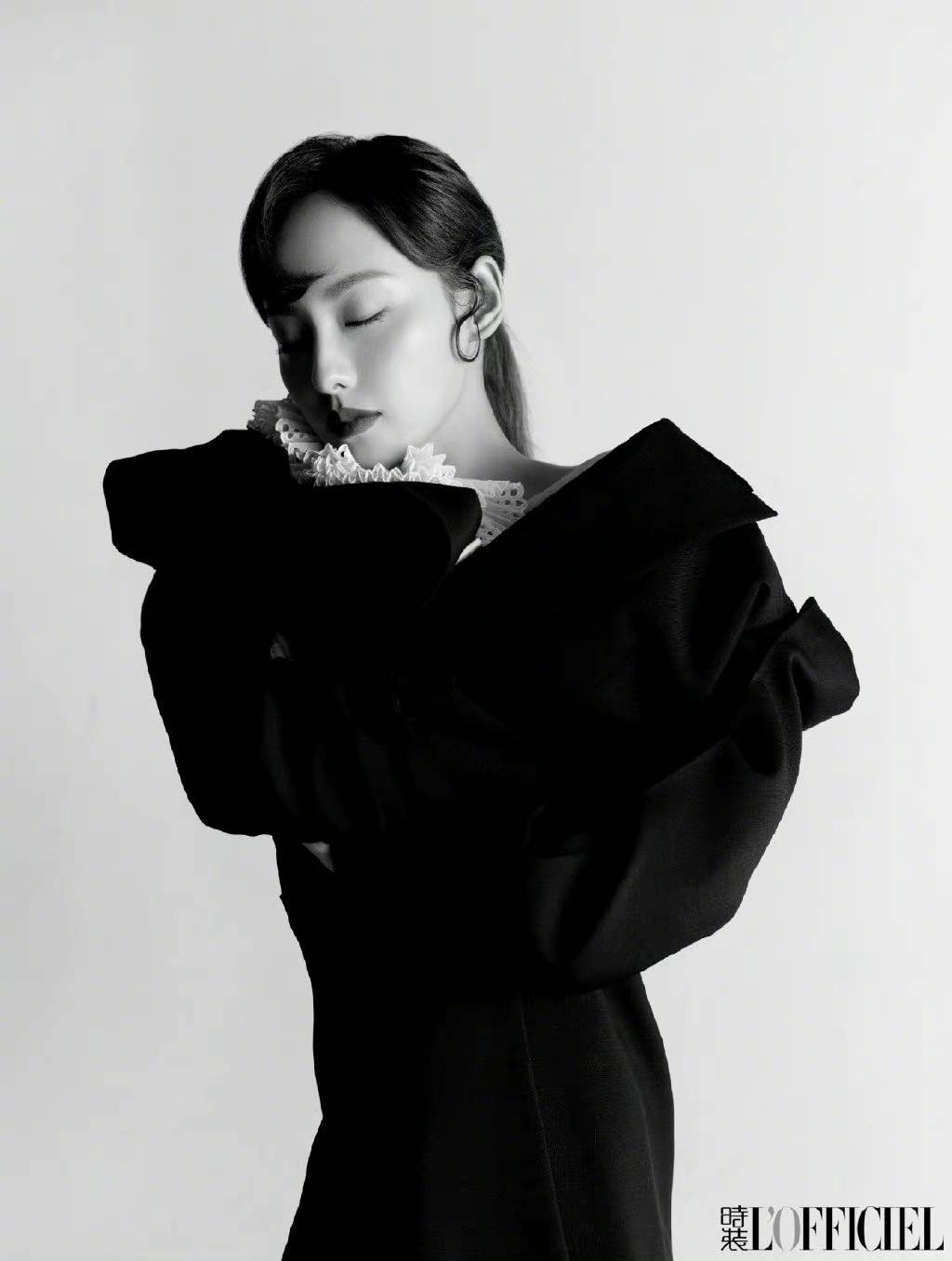 带着|33岁张嘉倪端庄大方，黑白配造型拍神秘大片，教科书搭配值得学！