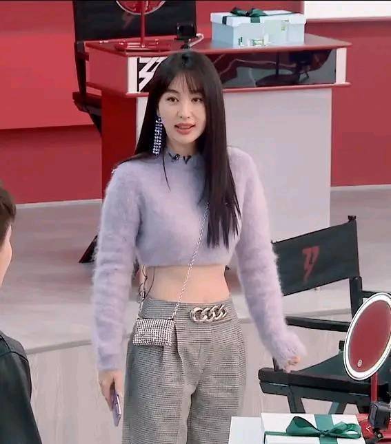 黑色|33岁李菲儿化身日系少女，穿樱花泡泡裙复古甜美，气质真好