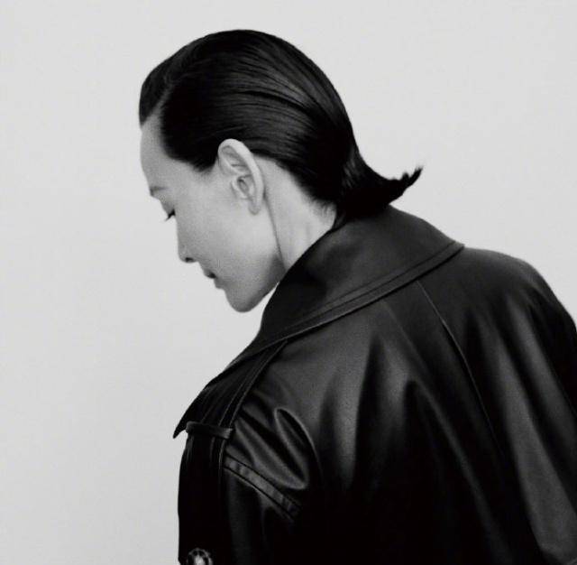 设计|陈冲59岁高调剪大背头,简约穿搭秀出时尚大片,满屏高级感!