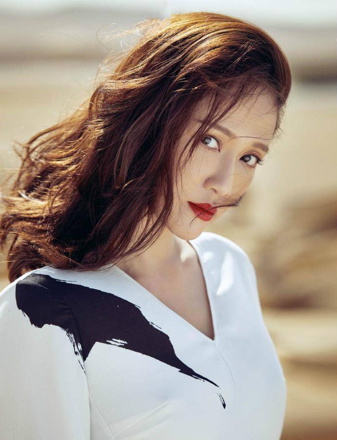 陈乔恩|陈乔恩开启撩人模式！杂志look风情万种，咋看都不像40岁的人！