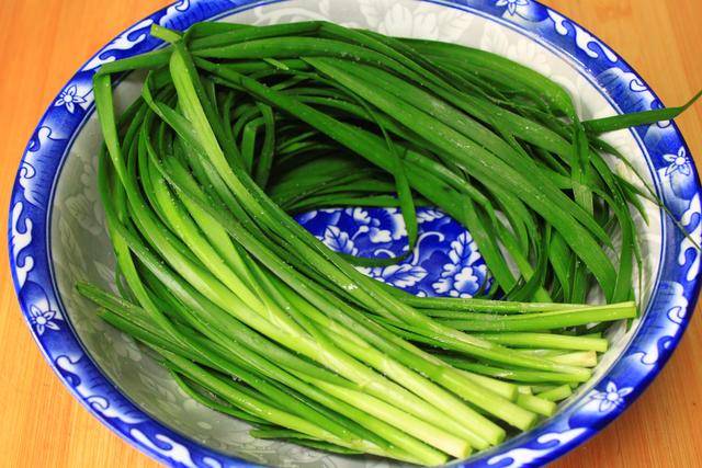 方法|一把韭菜直接扔进锅里，金黄酥脆，香味四溢，当早餐营养又省时间