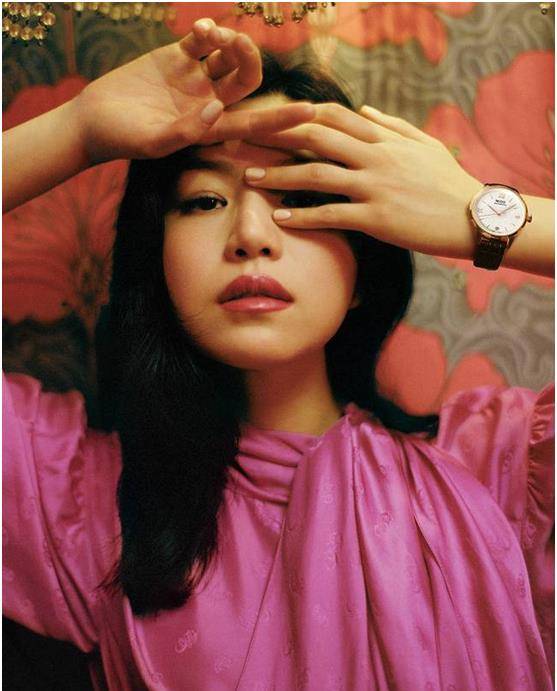 荧光|陈妍希这组复古大片厉害，荧光绿配荧光红，跨越时代的“垮”气质