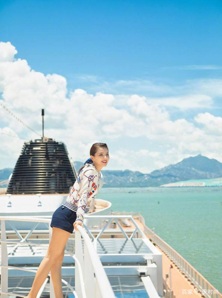 效果|刘涛出海拍时尚大片，大露香肩和长腿，42岁越来越有“阔太”气质