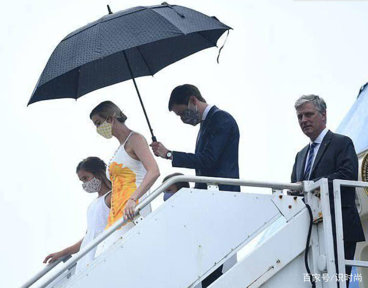 老公|伊万卡一家四口现身机场,苗条身材媲美超模,一旁的老公高大帅气