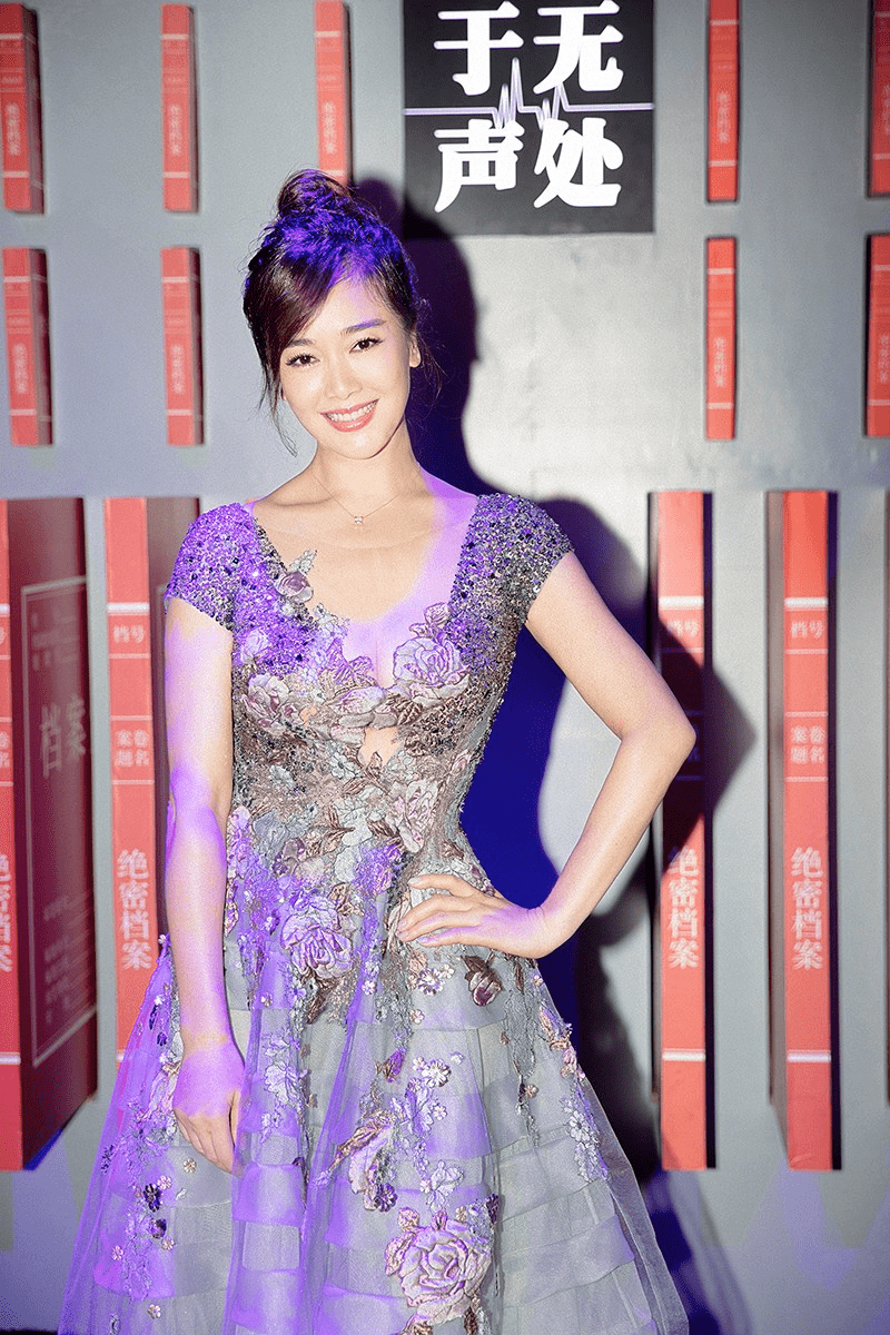 身材|左小青这气质女星里罕见，藏蓝色衬衫配蓬蓬裙优雅大气，美得高级