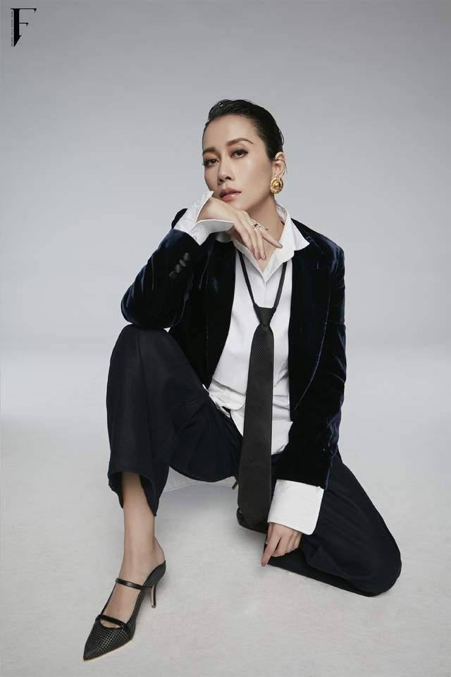 黑色|温峥嵘美出新高度，穿一袭黑色西服连衣裙出席活动，高贵优雅大方