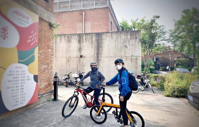 健美裤|靳东44岁夫人罕见出街，穿夹克配健美裤骑单车，这小腿肌肉好发达