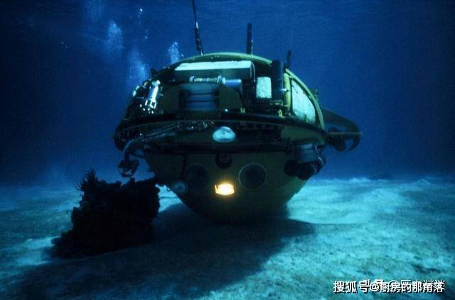 100公斤重的铁球，丢进万米深的马里亚纳海沟，是否会被压扁？