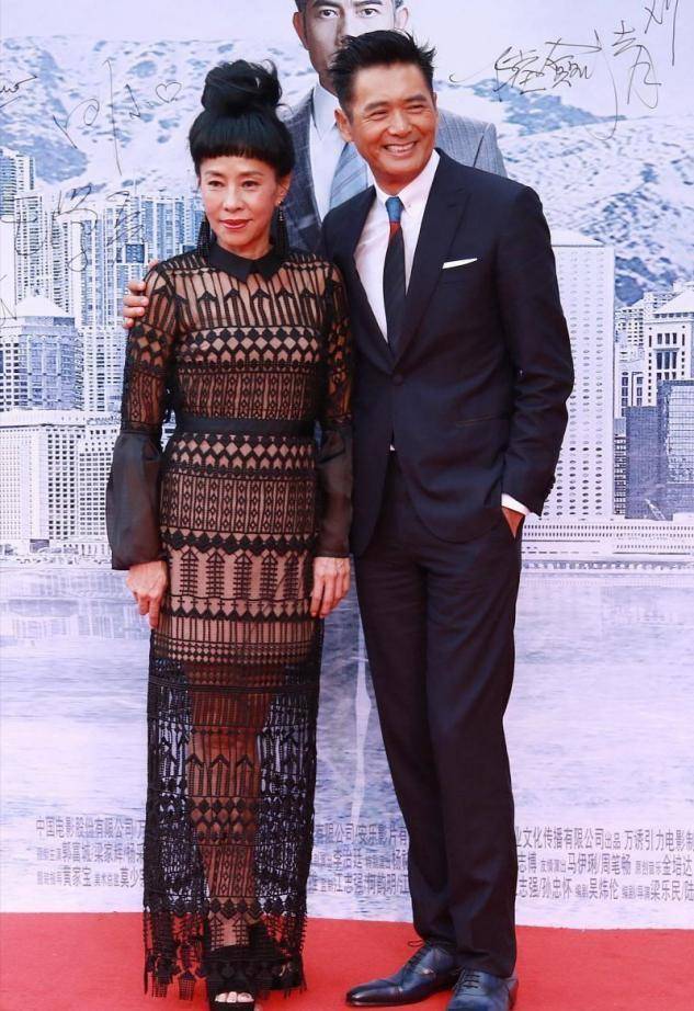 一身|周润发携老婆亮相，身穿一袭黑色连衣裙低调优雅，漂亮大气