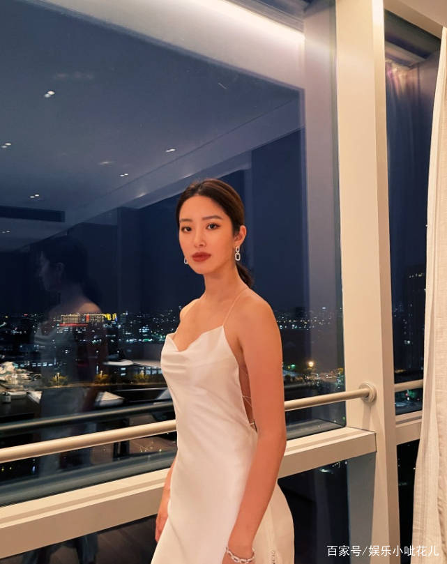 很漂亮|女明星太敢穿了，杨彩珏穿白色吊带裙露美背，身材丰腴超性感！