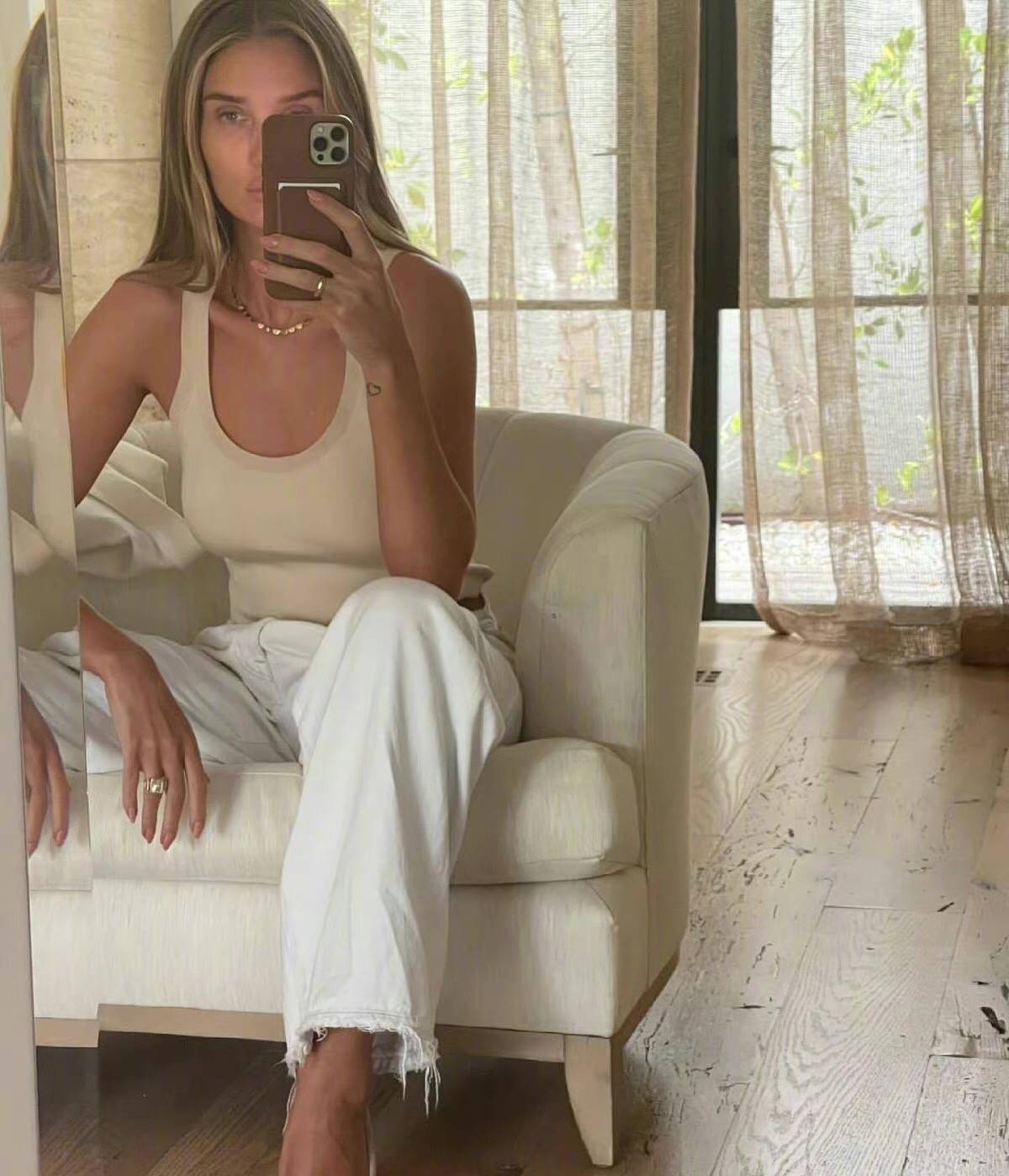 亮点|大地色系的穿搭,还是跟超模学!这几种配色,能穿出女boss的霸气