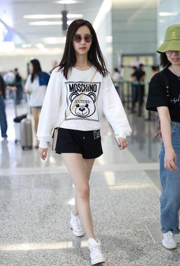 青春片|陈都灵穿热裤秀大长腿,搭配灰色墨镜,尽显“土味”穿搭