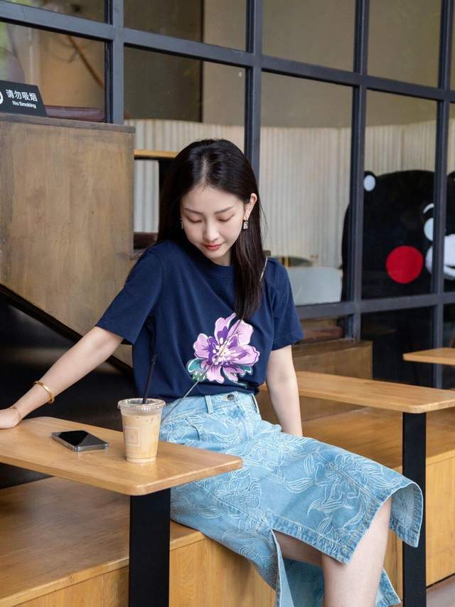 配饰|想变成“商圈精英”的女神，试一试西服搭配波点连衣裙，高贵大气