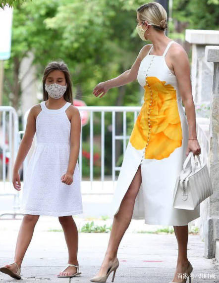 老公|伊万卡一家四口现身机场,苗条身材媲美超模,一旁的老公高大帅气