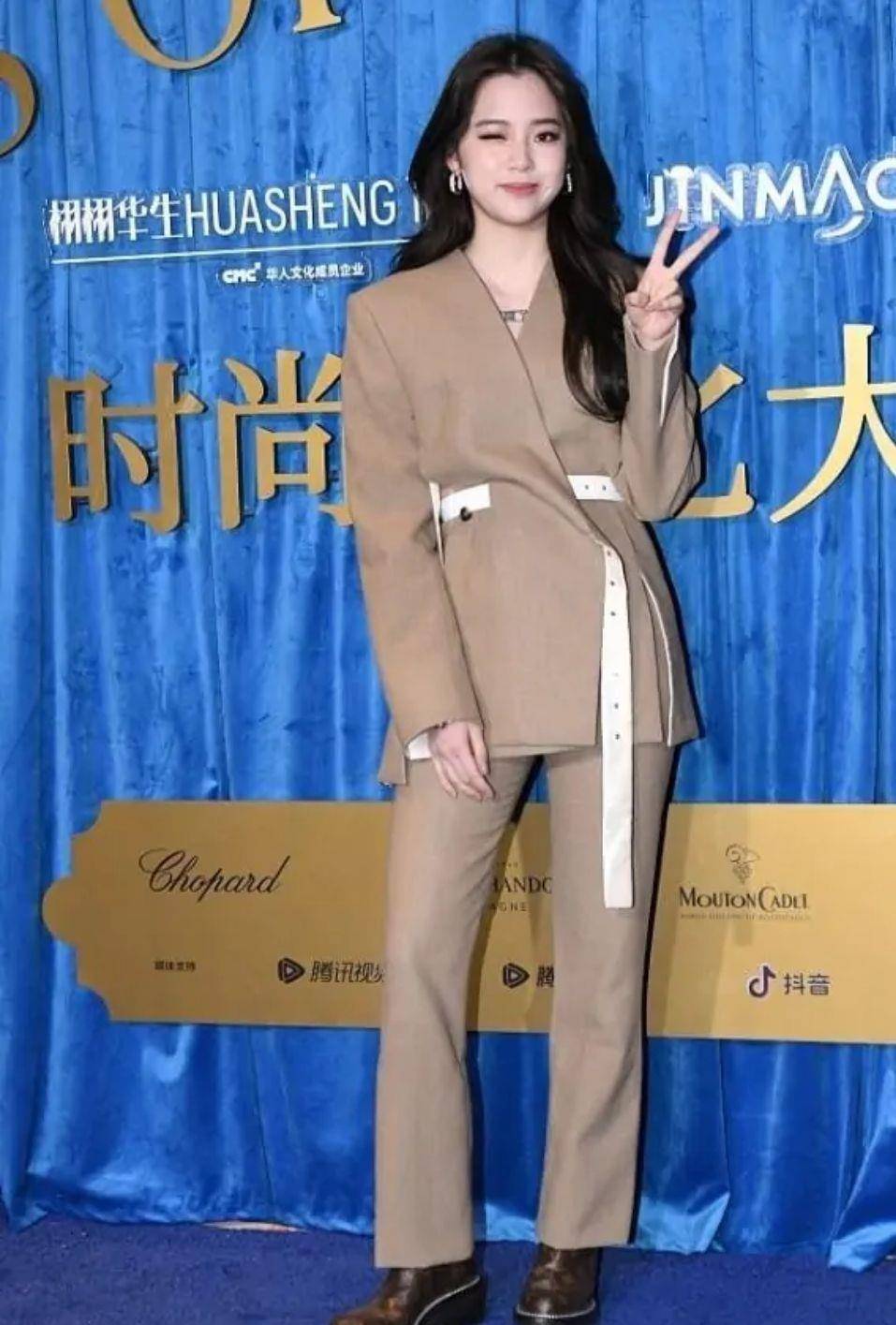 显得|欧阳娜娜越来越有女人味,轻松驾驭轻熟风,烟熏妆打扮不俗气