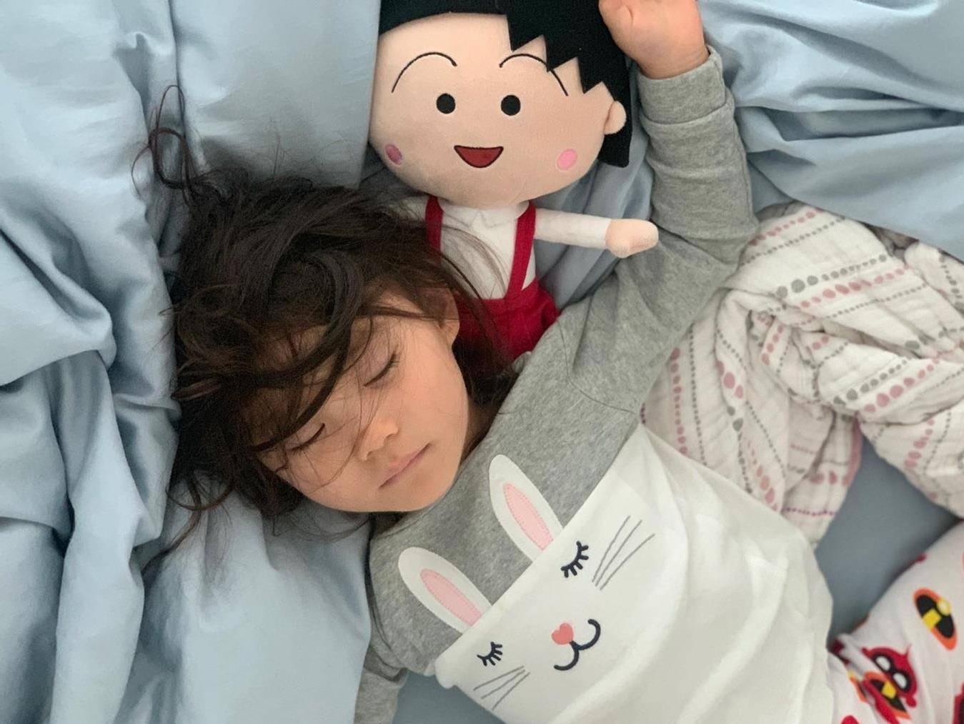 女儿|陈冠希女儿好时髦，白色长衫玩下衣失踪，穿爸爸同款球衣呆萌可爱