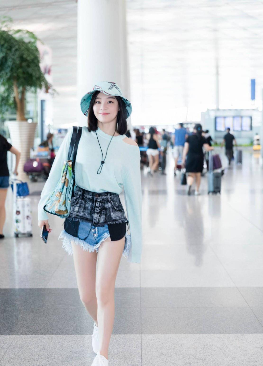 个性|袁姗姗越来越少女，32岁穿短裤秀小蛮腰，配6千9的鞋活力可爱