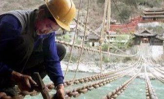 泸定桥13根铁链一万多铁环共40吨，在三百年前建造它到底有多难？