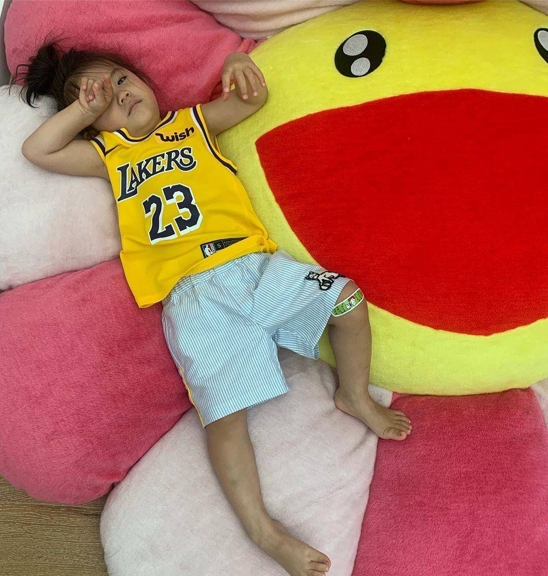 女儿|陈冠希女儿好时髦，白色长衫玩下衣失踪，穿爸爸同款球衣呆萌可爱