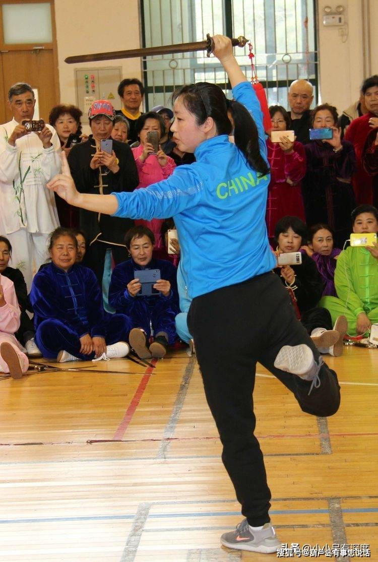 原创太极拳美女邱慧芳总会轻舞衣袖翩然闪躲揭示了太极拳的真谛
