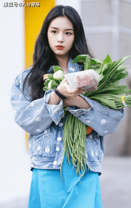 郑钧|刘芸真给郑钧长脸，牛仔外套配黑色吊带裙简约随性，洋气舒适