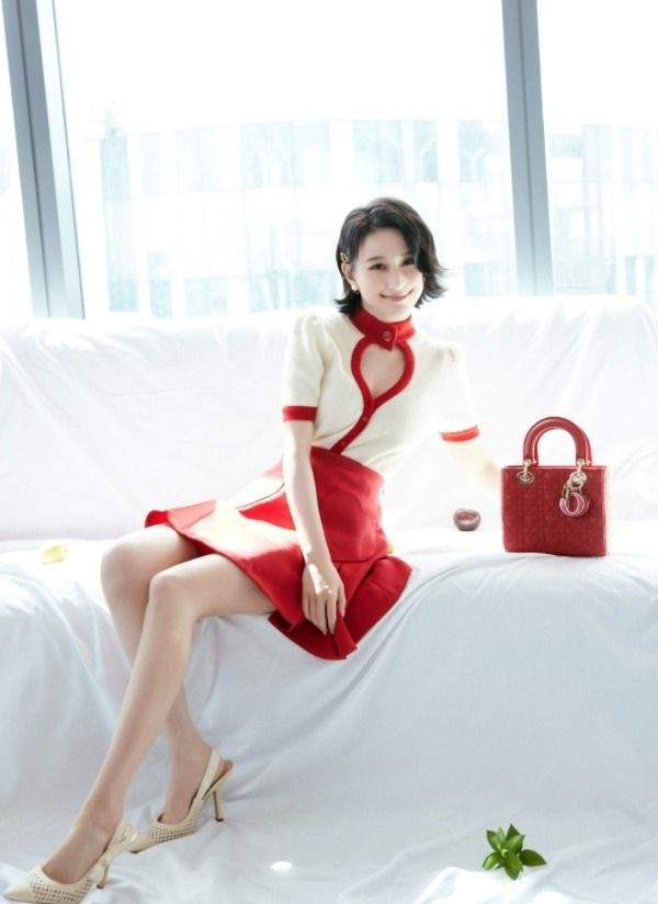显得|何超莲不愧是顶级名媛，穿白色裹胸礼服知性迷人，真给窦骁长脸