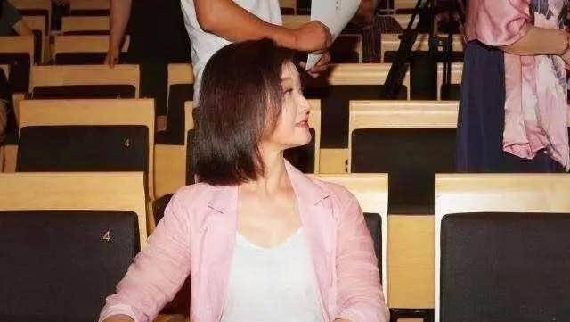 设计|宋祖英很懂往“嫩”了穿，穿粉色西装配半裙，55岁看起来就像25岁