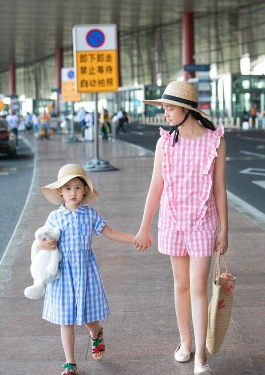 妻女|黄磊携妻女三人现身机场,15岁多多身高赶超妈妈,打扮如同小大人