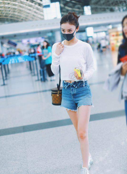 个性|袁姗姗越来越少女，32岁穿短裤秀小蛮腰，配6千9的鞋活力可爱