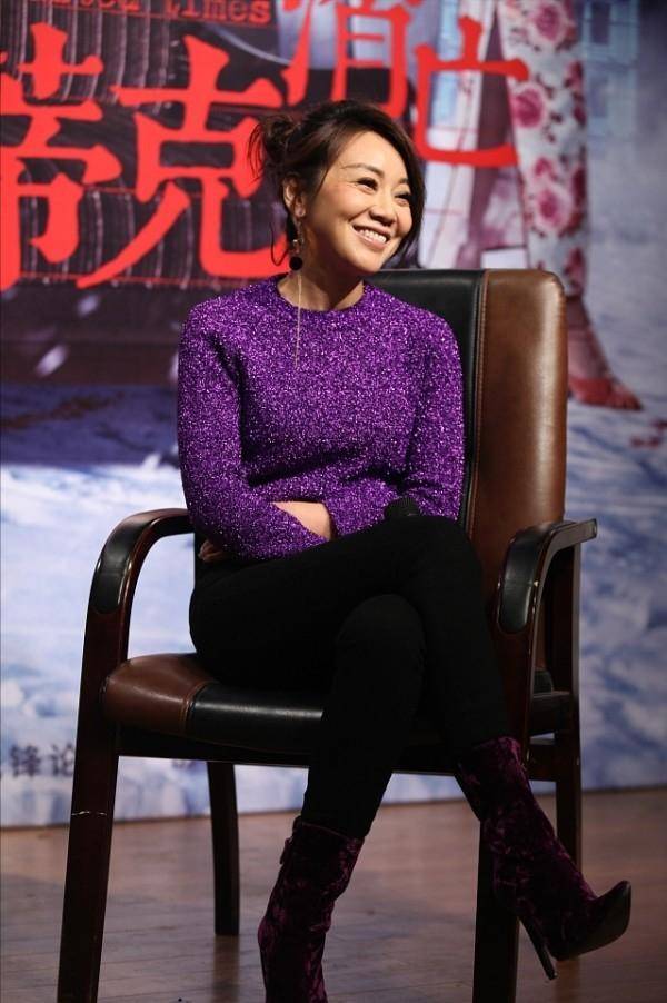 闫妮|童年滤镜碎了,闫妮近照老态明显,但短上衣配紧身裤身材还挺好