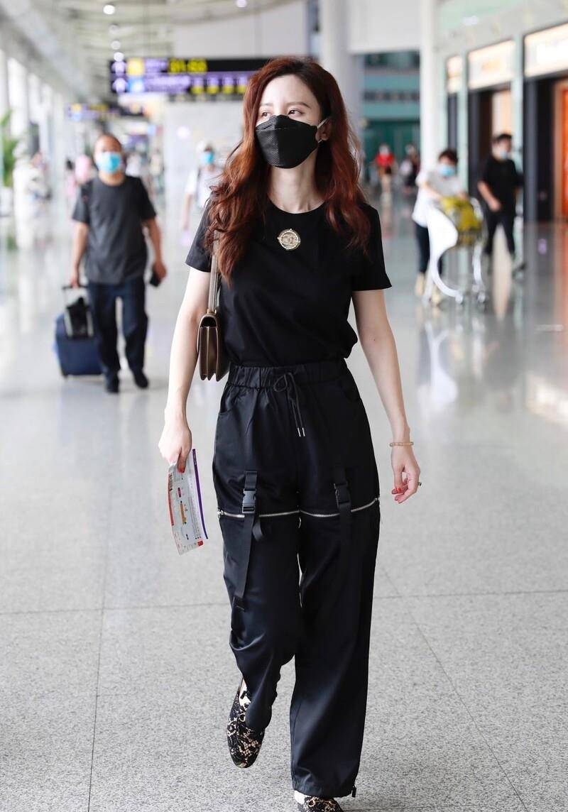 黑色|张萌这次穿得够年轻了,但还是满满的阔太感,包包和鞋子实在抢眼