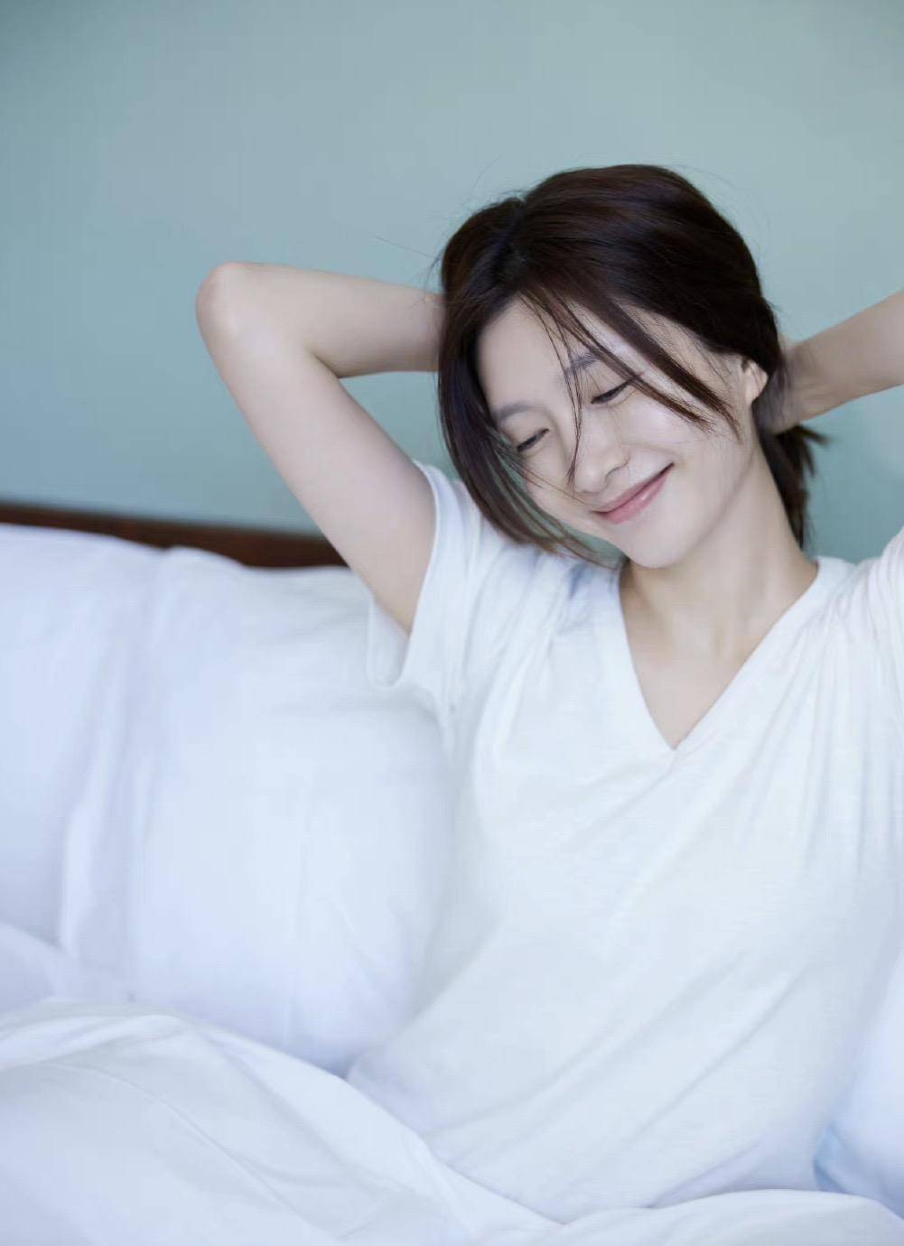 江疏影|江疏影35岁素颜生日照,简单的白t配牛仔裤,素颜依旧好能抗