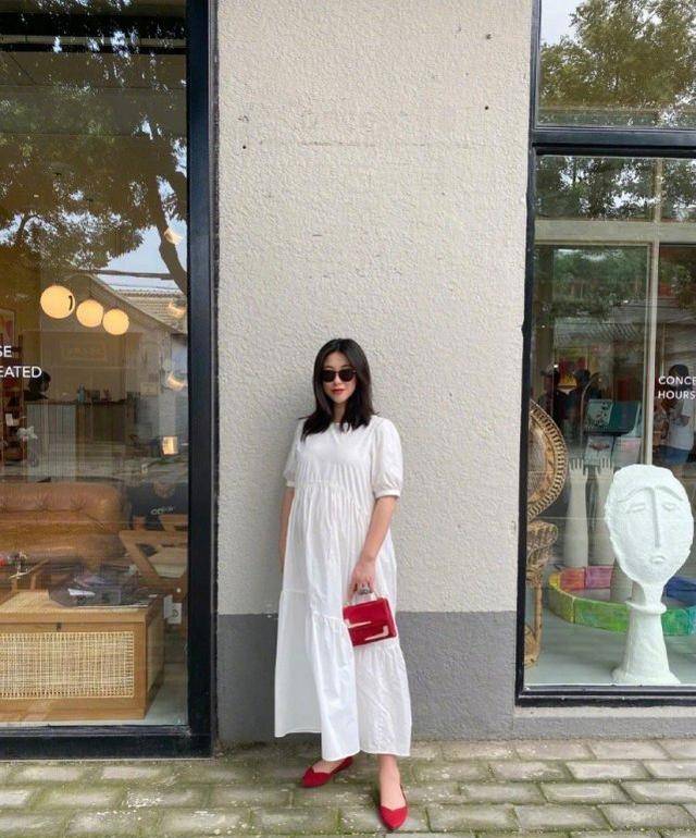 曲线|朱珠升级当妈真有福气!女儿首曝光颜值不俗,高鼻梁俩梨涡好精致