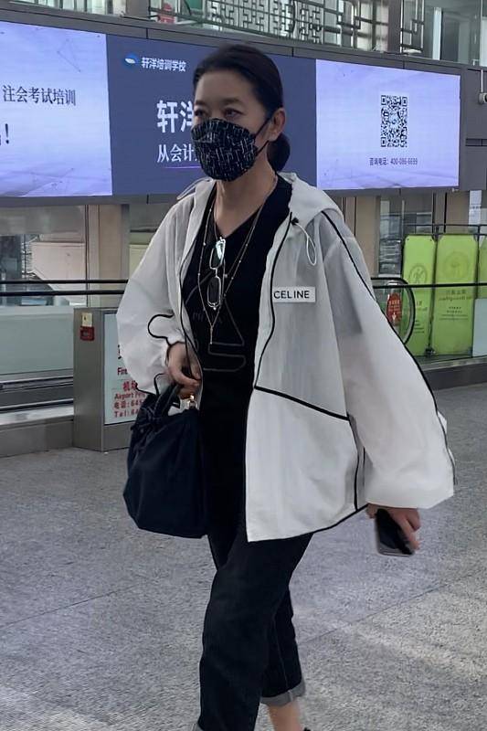 倪萍|倪萍休闲穿搭看着真舒服，很有中年女性的稳重感，挺有生活气息
