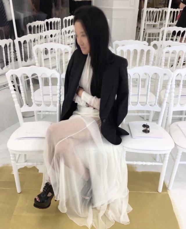 黑色|72岁王薇薇气质温柔，穿白裙减龄如女神，头戴钻石发箍闪亮迷人