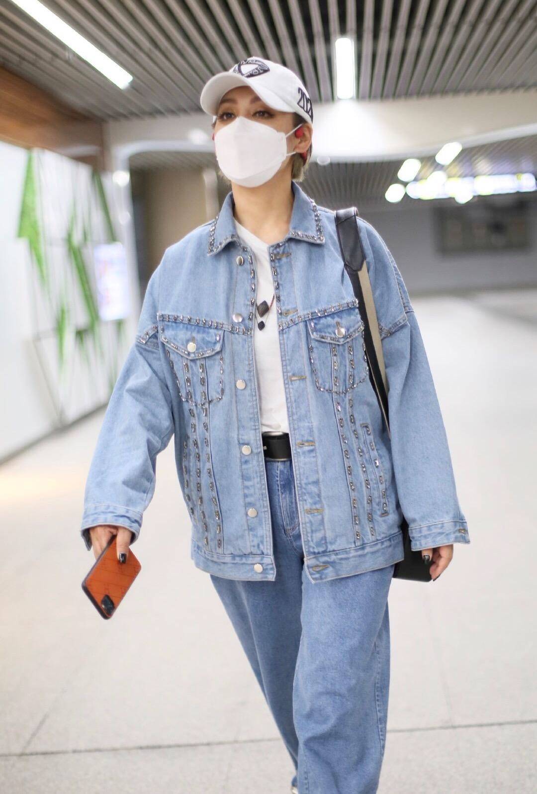 瞬间达到|49岁宁静挺会扮嫩的，黑T配束脚裤时髦减龄，就是发型用力过猛了