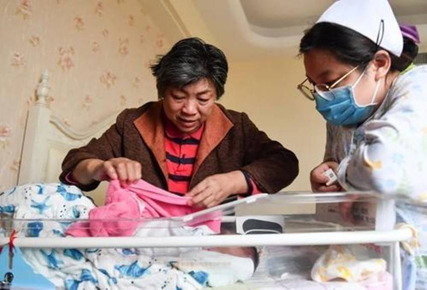 杨姐|生二胎还是抱孙子，两个44岁母亲的不同抉择，结局很真实