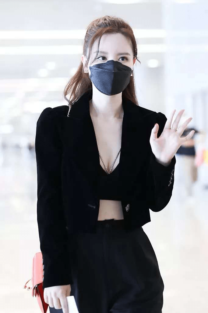 女儿|张萌携女儿出游被偶遇！3岁女儿罕见曝光，黝黑肤色太像爸爸