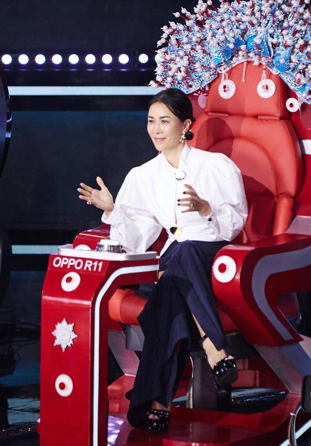 一身|娱圈四美同框，有人穿西装有人穿短袖只有那英一身貂，着实太尴尬