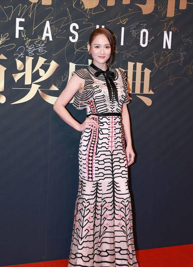 陈乔恩|陈乔恩穿着裙子虽然有点显老气，但是发型却显嫩，甜美魅力不减