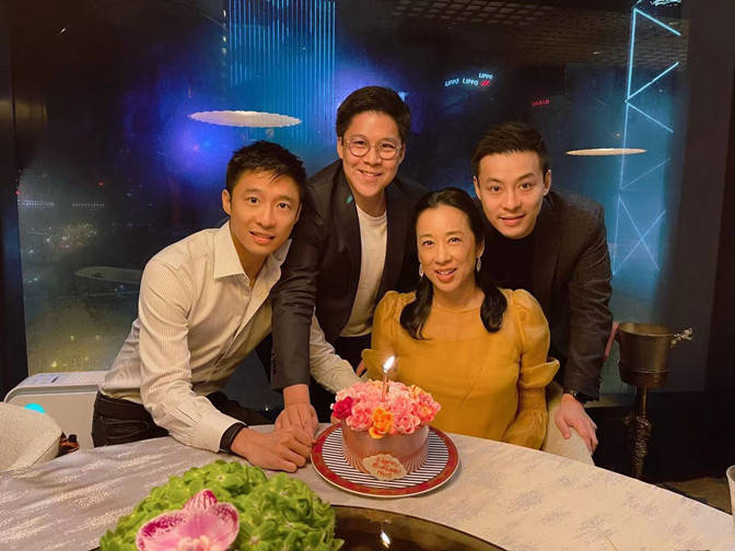 真丝|郭晶晶真孝顺给婆婆庆生,63岁婆婆穿丝绸裙满脸福相,同框像闺蜜