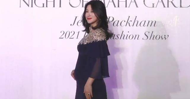 曲线|朱珠升级当妈真有福气!女儿首曝光颜值不俗,高鼻梁俩梨涡好精致