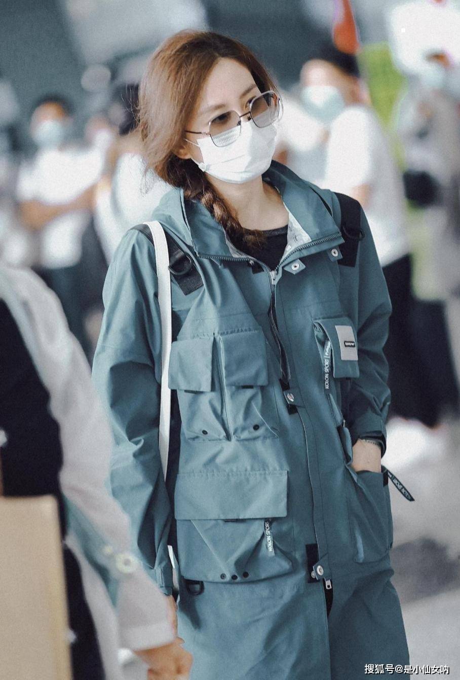 进行|刘诗诗私下穿搭挺低调的，穿工装外套简单又随性，就是看着有点热