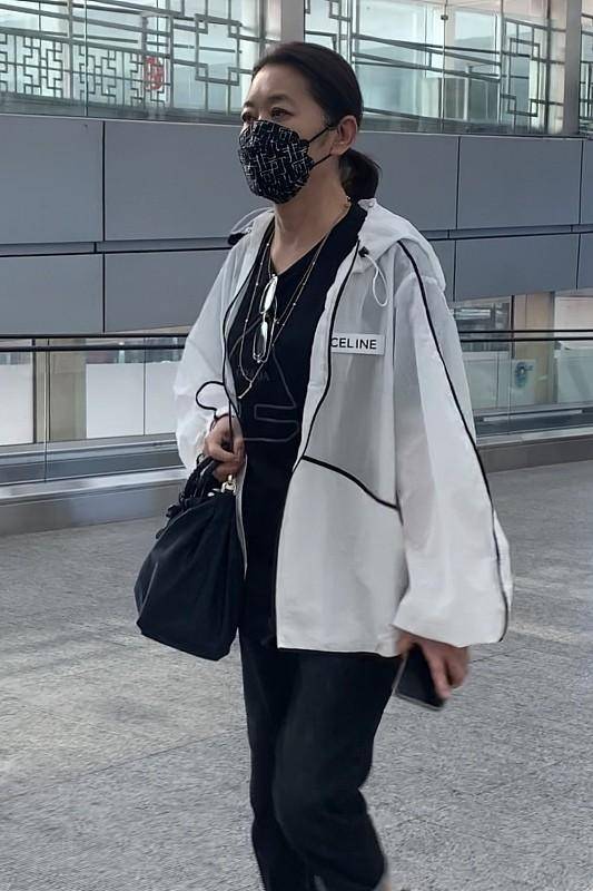 倪萍|倪萍休闲穿搭看着真舒服，很有中年女性的稳重感，挺有生活气息
