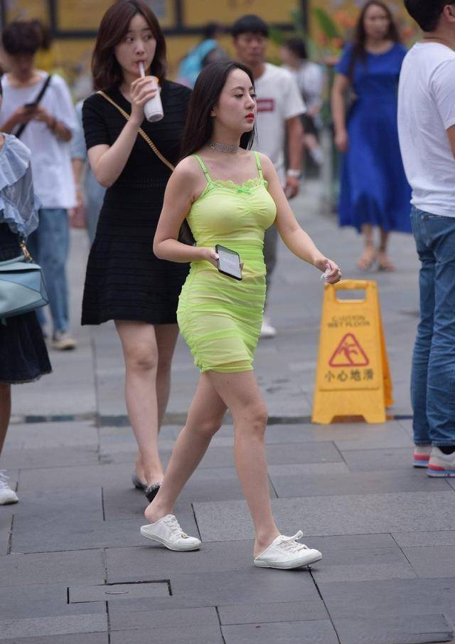 脚踝|打底裤的搭配彰显时尚的休闲范，时尚穿搭显魅力